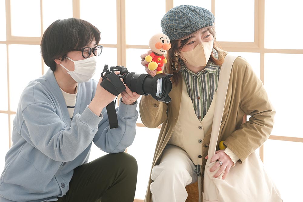 本を指差している画像